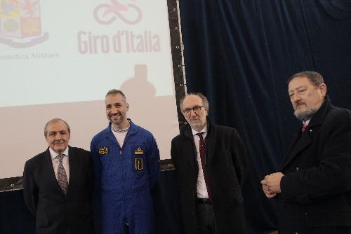 Il direttore del Giro d'Italia Mauro Vegni, il comndante delle Frecce tricolori Gaetano Farina, il vicegovernatore del Friuli Venezia Giulia Riccardo Riccardi e il prefetto di Udine Angelo Ciuni